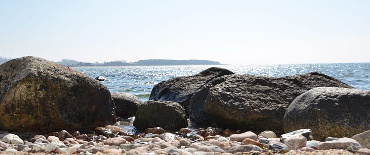 vh_umgebung_04 Markante Felsformation am Strand von Göhren auf Rügen mit Blick auf die Ostsee